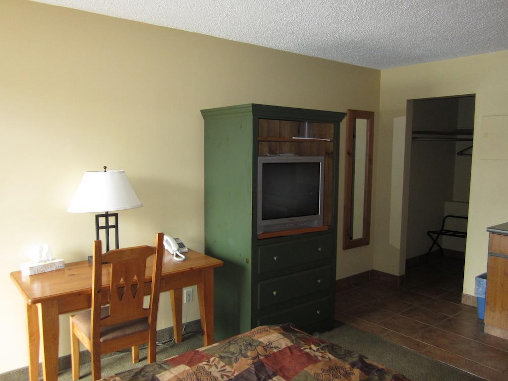 The Pine Inn Chetwynd Room photo